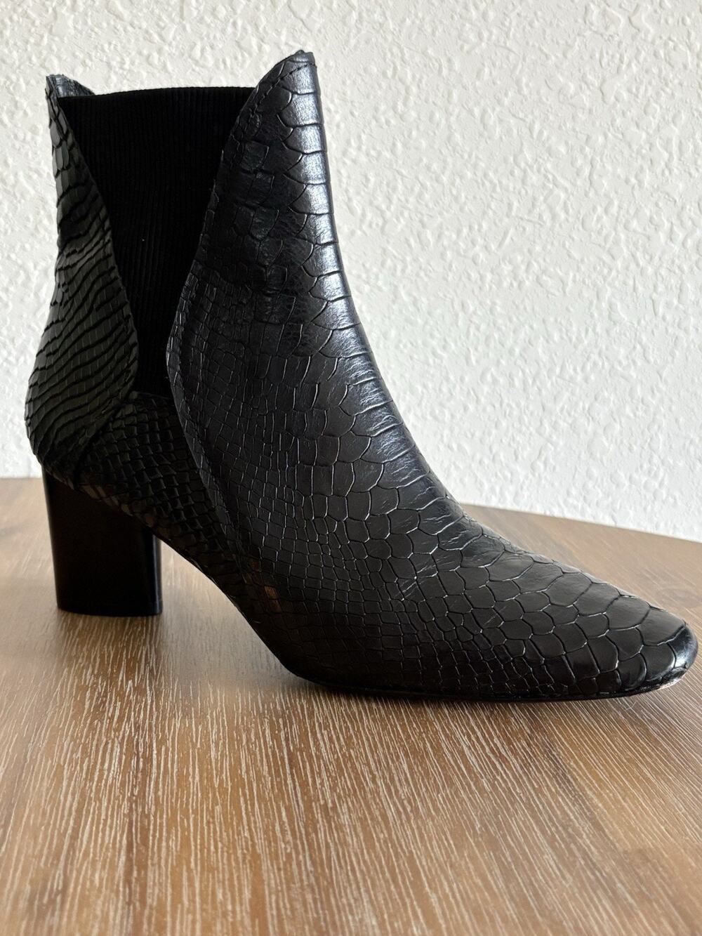 Donald Pliner Austen Chelsea Heeled Ankle Boots Black Snake Embossed Women’s 7.5